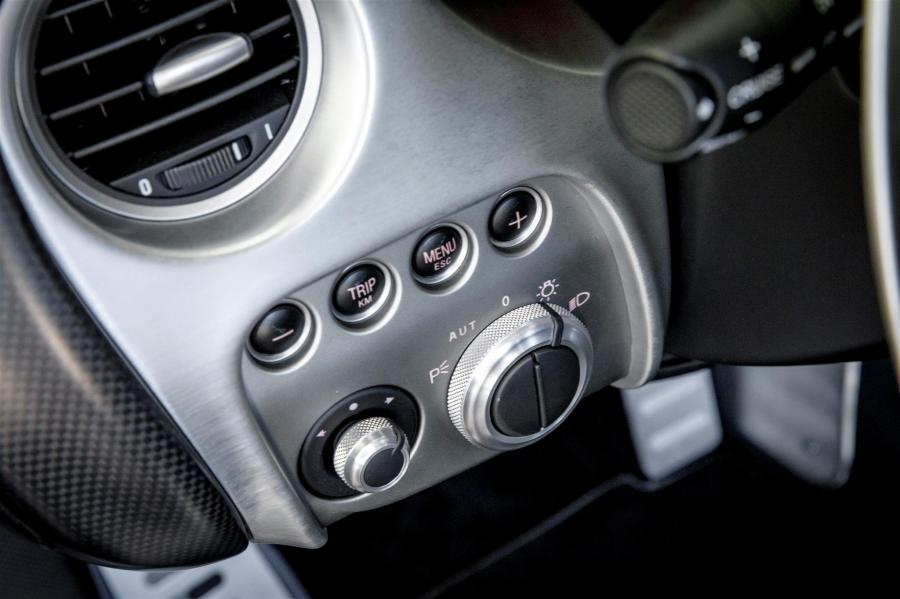 Детали интерьера Alfa Romeo 8C Competizione 2008 года  (фото 78 из 143)